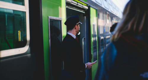 Aggressione a Genova: Controllore Accoltellato su un Treno Regionale